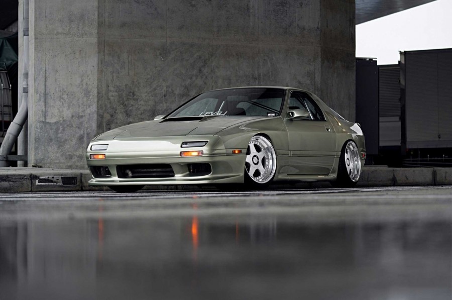 Mazda RX-7 FC wheels OZ Racing Futura 18″