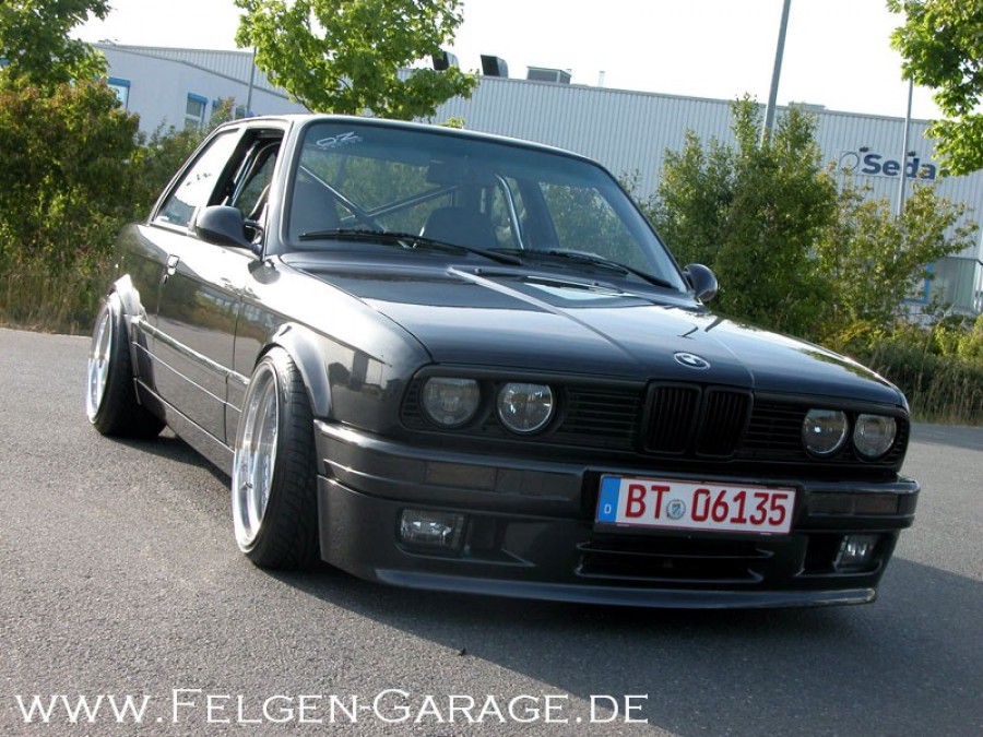 BMW 3 series E30 wheels OZ Racing Futura 16″ 9.5J ET4 215/40 11J ET8 245/35
