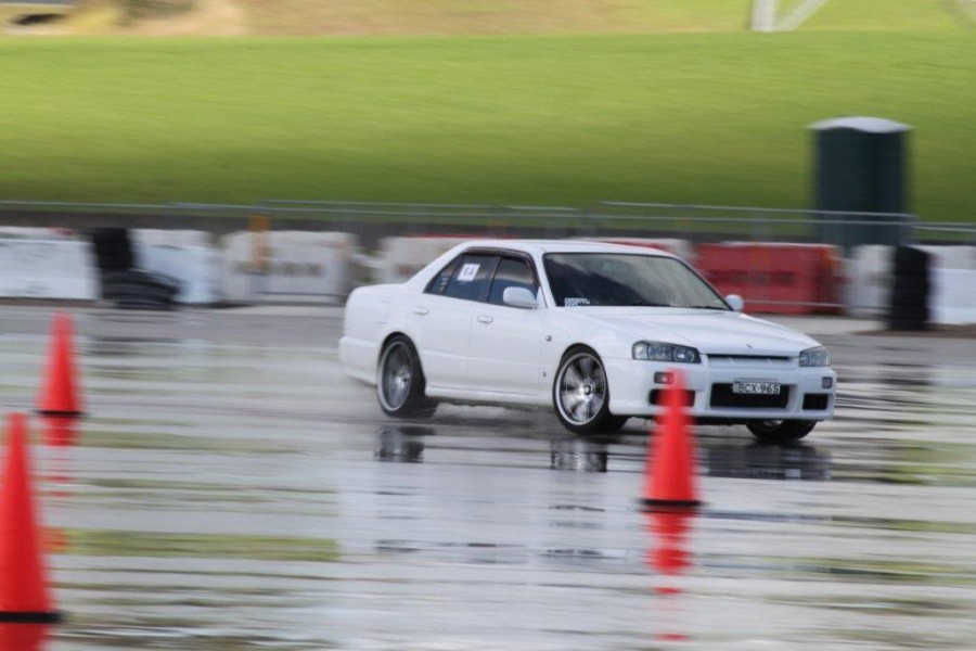 Nissan Skyline R34 Räder Do Luck Double Six R18 9.5J ET15 235/40 sedan 