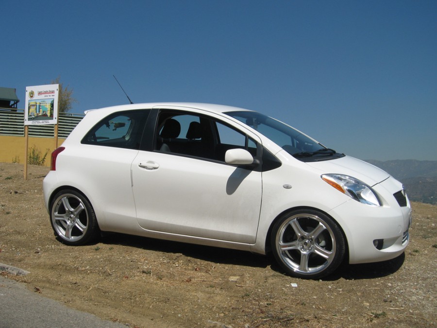 Toyota Yaris Räder RH Evolution TRD R18 7.5J ET42 215/35