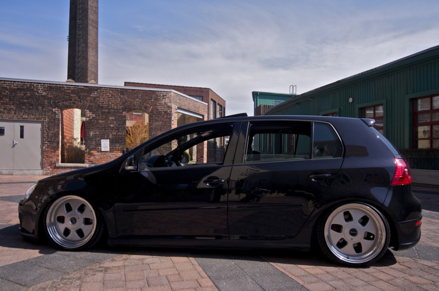Volkswagen Golf MK5 Räder OZ Racing MAE Monoblock R18 8.5J ET32 215/35