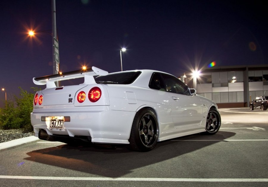 Nissan Skyline R34 rines Rota P45R2 18″ 9.5J ET22 225/40 10J ET12 235/40