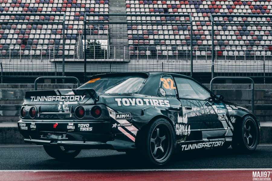 Nissan Skyline R32 rines Rota D2 18″ 9.5J ET12 245/40 10J ET15 265/35