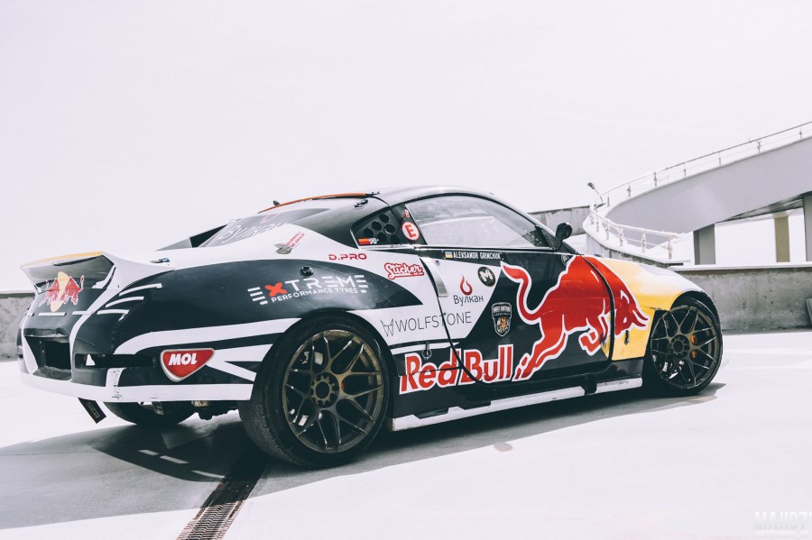 Nissan 350Z rines japan racing JR18 RedBull 