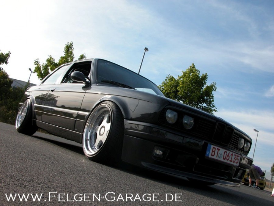 BMW 3 series E30 rines OZ Racing Futura 16″ 9.5J ET4 215/40 11J ET8 245/35