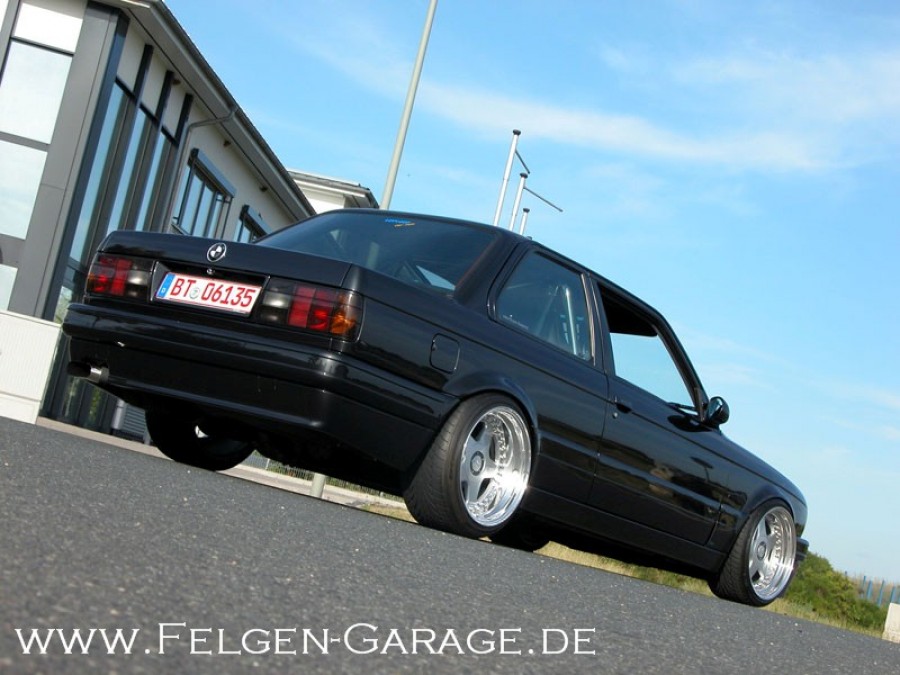 BMW 3 series E30 rines OZ Racing Futura 16″ 9.5J ET4 215/40 11J ET8 245/35