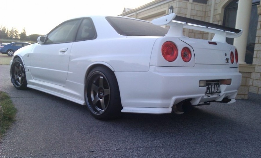 Nissan Skyline R34 roues Rota P45R2 R18 9.5J ET22 225/40 10J ET12 235/40
