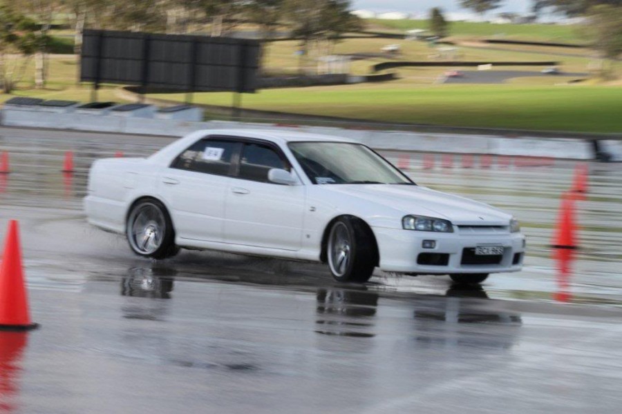 Nissan Skyline R34 roues Do Luck Double Six R18 9.5J ET15 235/40 sedan 