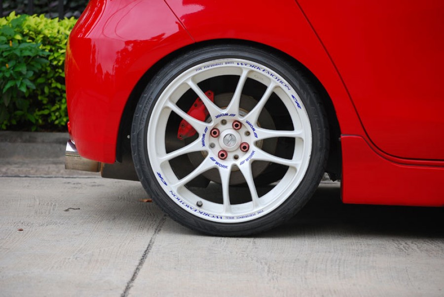 Toyota Yaris roues Work Emotion CR KAI R18 7.5J ET42 215/35 5 door 