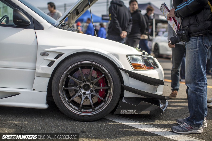 Mitsubishi Lancer Evolution VIII roues Rays Volk Racing CE28N R18