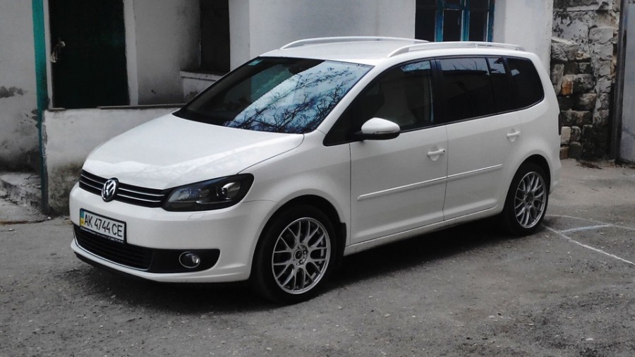 Volkswagen Touran 1st generation roues Rays Hommura 2x8GT R18 8J ET50 225/45