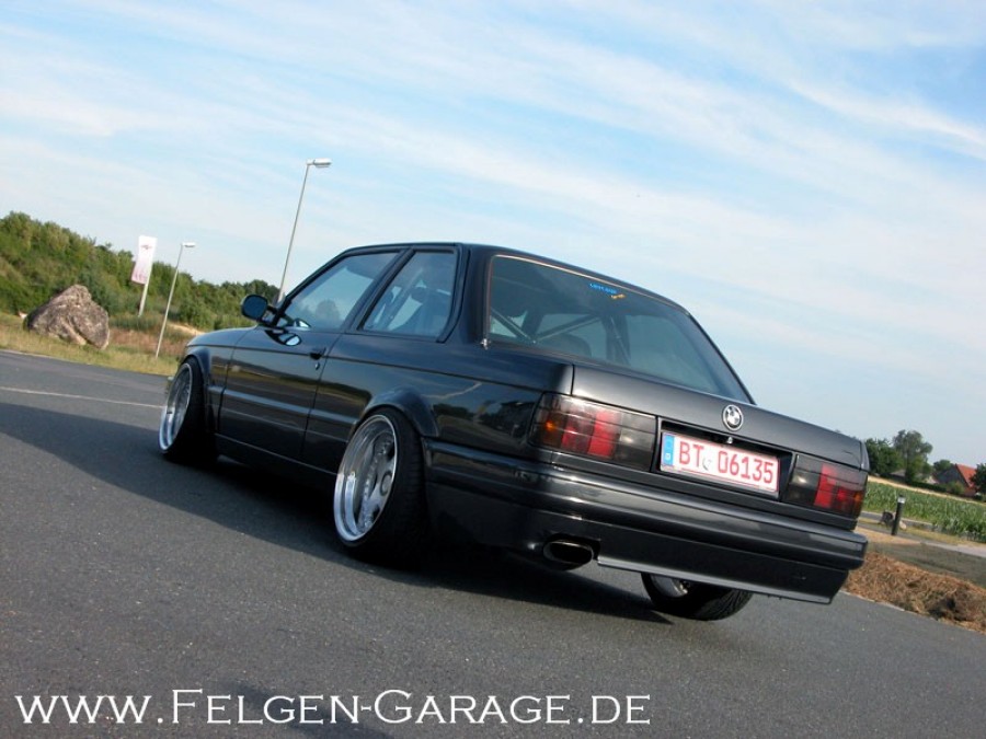 BMW 3 series E30 roues OZ Racing Futura R16 9.5J ET4 215/40 11J ET8 245/35
