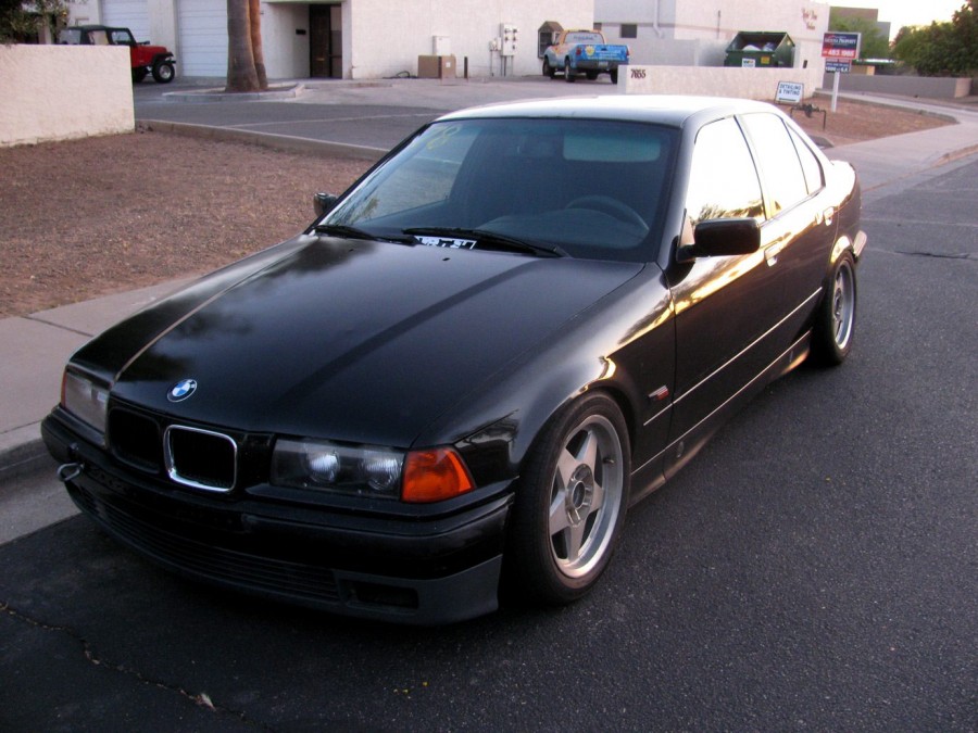 BMW 3 series E36 roues Momo typ 4228 R16 7J ET11 205/50