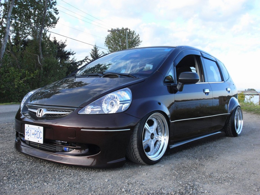 Honda Fit 1re génération roues Super Star R16 8J ET11 195/40 9.5J ET5 215/35