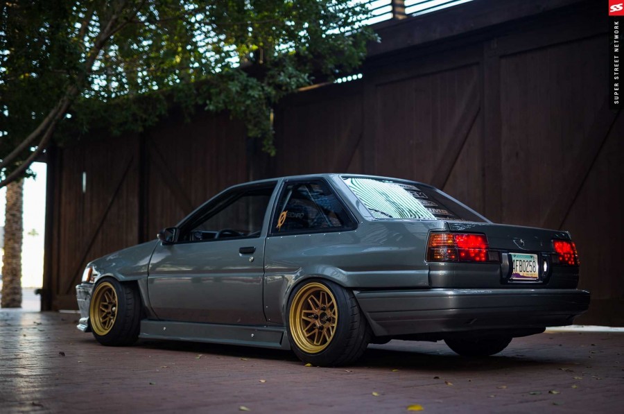 Toyota Corolla Levin AE85/AE86 roues AME F Zero 2 R15 9.5J 205/50