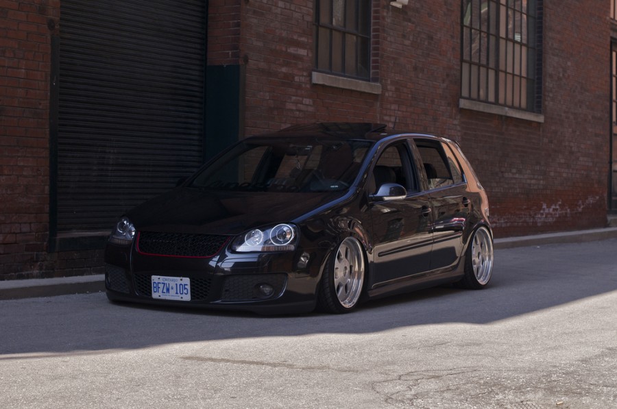 Volkswagen Golf MK5 roues OZ Racing MAE Monoblock R18 8.5J ET32 215/35