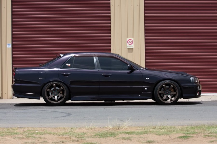 Nissan Skyline R34 диски Rota Grid R18 9.5J ET20 225/40 10J ET15 235/40 sedan 