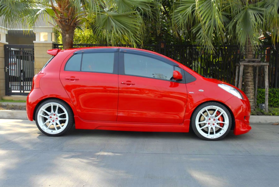 Toyota Yaris диски Work Emotion CR KAI R18 7.5J ET42 215/35 5 door 