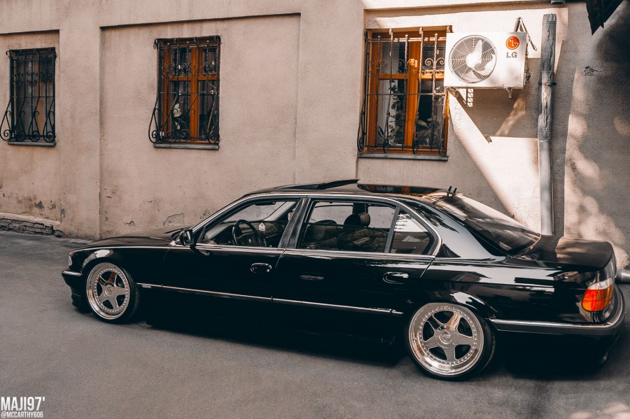 BMW 7 series E38 диски OZ Racing Futura R19