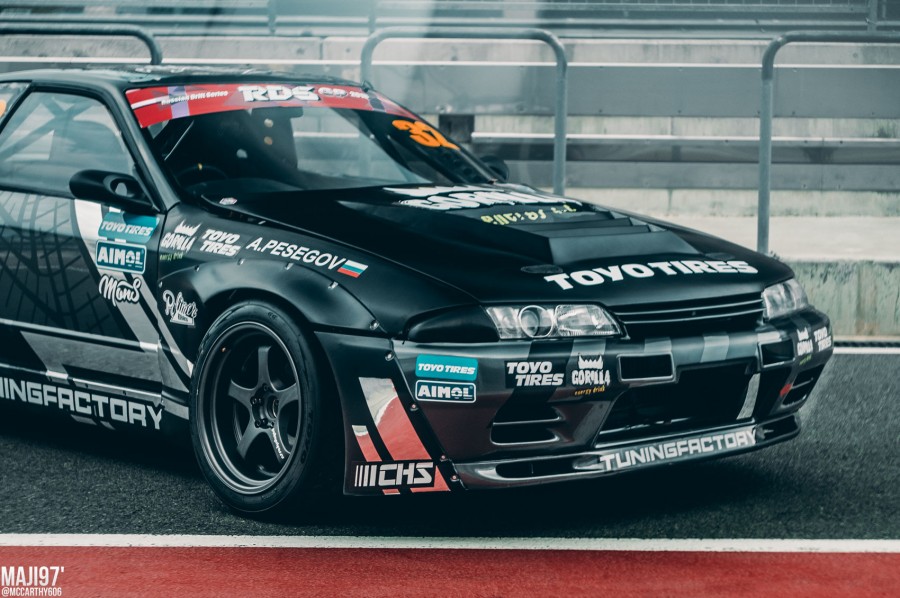 Nissan Skyline R32 диски Rota D2 R18 9.5J ET12 245/40 10J ET15 265/35